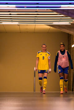 Kosovare Asllani and Madelen Janogy of Sweden about to