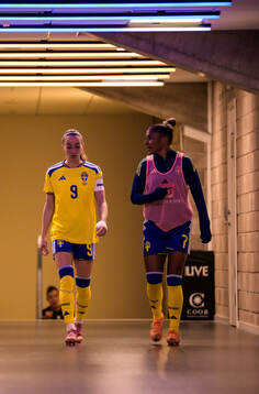 Kosovare Asllani and Madelen Janogy of Sweden about to