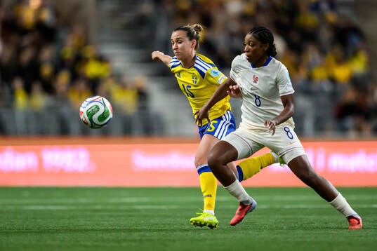 Julia Zigiotti Olme of Sweden and Grace Geyoro of France