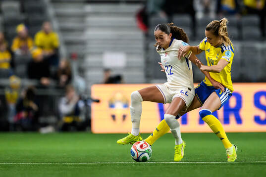 Kessya Bussy of France and Nathalie Björn of Sweden