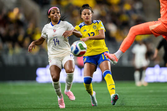 Perle Morroni of France and Felicia Schröder of Sweden