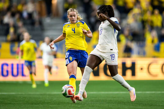 Hanna Lundkvist of Sweden and Griedge Mbock Bathy of France