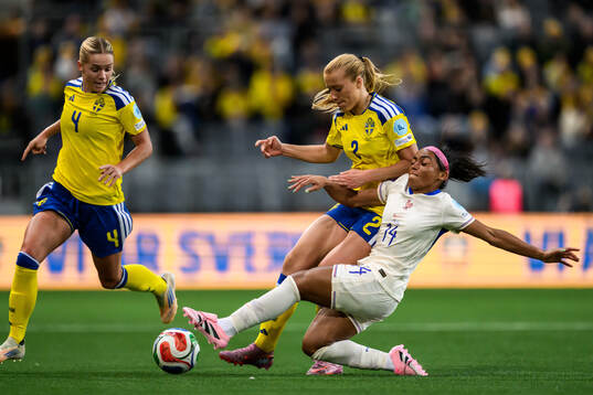 Hanna Lundkvist and Smilla Holmberg of Sweden and Perle