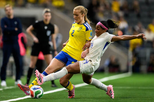 Smilla Holmberg of Sweden and Perle Morroni of France