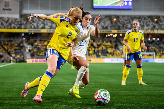 Smilla Holmberg of Sweden and Kessya Bussy of France
