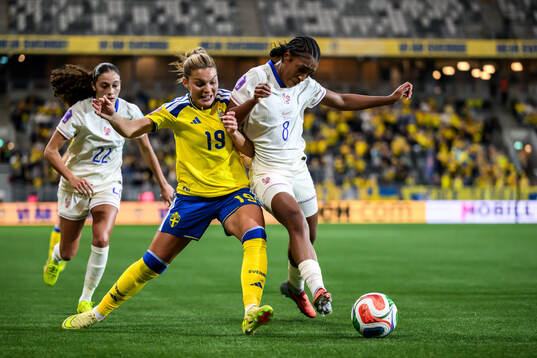 Johanna Rytting Kaneryd of Sweden and Grace Geyoro of France