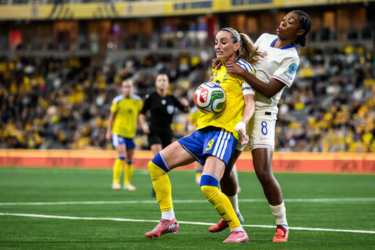 Kosovare Asllani of Sweden and Grace Geyoro of France
