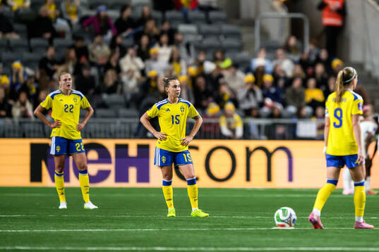 Elma Junttila Nelhage and Julia Zigiotti Olme of Sweden