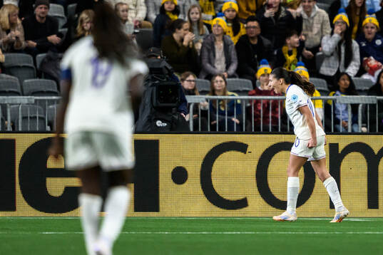 Clara Mateo of France celebrates
