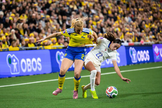 Smilla Holmberg of Sweden and Kessya Bussy of France