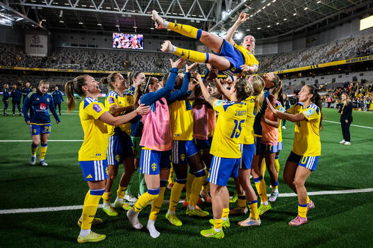 Linda Sembrant of Sweden with players of Sweden