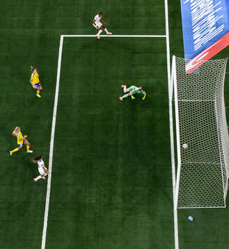 Kelly Gago of France scores 2-2