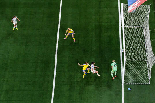 Clara Mateo of France scores 0-1
