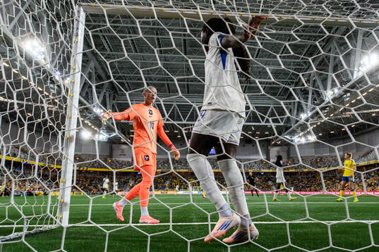 goalkeeper Pauline Peyraud-Magnin and Griedge Mbock Bathy