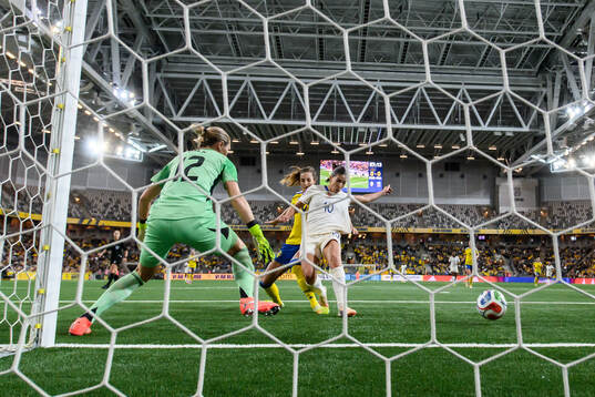 Clara Mateo of France scores 0-1
