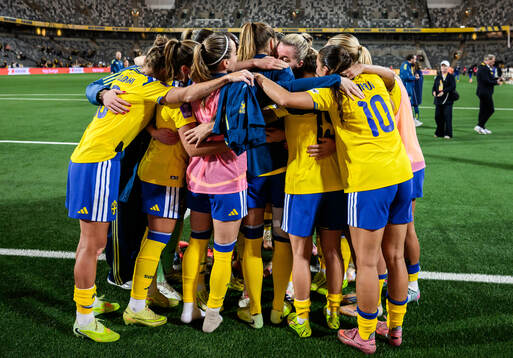 Linda Sembrant of Sweden with teammates