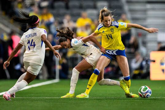 Kessya Bussy of France and Nathalie Björn of Sweden