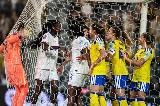 Goalkeeper Pauline Peyraud-Magnin, Thiniba Samoura and