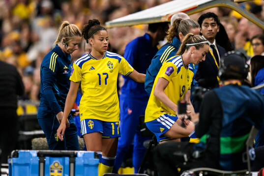 Felicia Schröder and Kosovare Asllani of Sweden