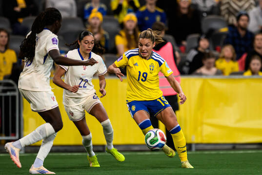 Kessya Bussy of France and Johanna Rytting Kaneryd of Sweden