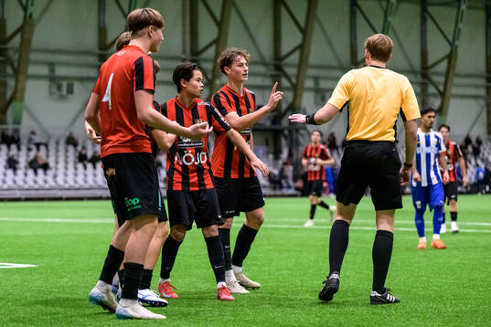 Brommapojkarnas Valter Bexelius och Atle Wahlund reagerar