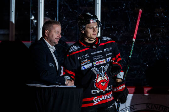 Nybros Tim Lindfors skriver på ett nytt kontrakt