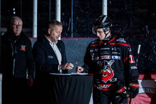 Nybros Elias Stenman skriver på ett nytt kontrakt