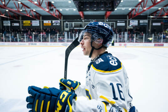 Södertäljes Filip Engarås jublar