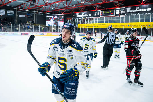 Södertäljes Filip Engarås jublar