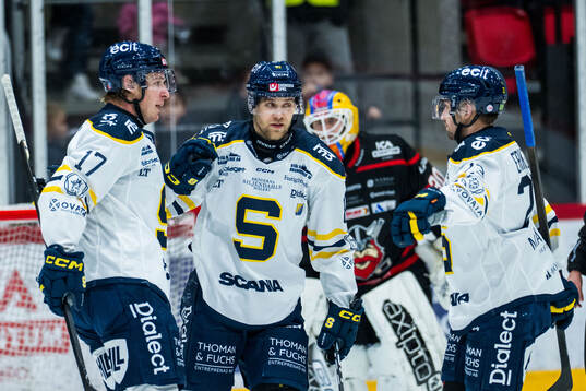 Södertäljes Carter Ashton och Roope Laavainen jublar