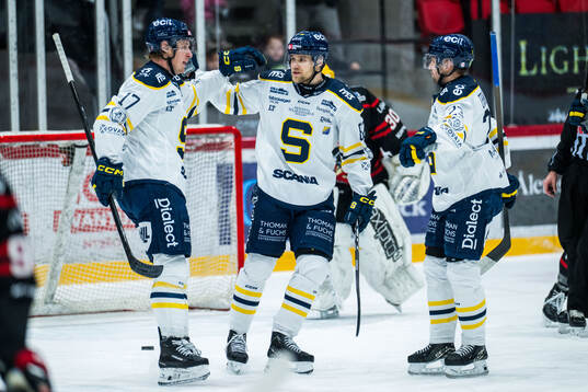 Södertäljes Carter Ashton och Roope Laavainen jublar
