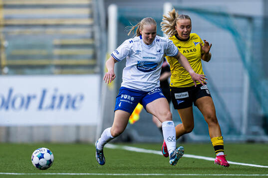 Kaja Olsen of Haugesund and June Kvamsø of Start