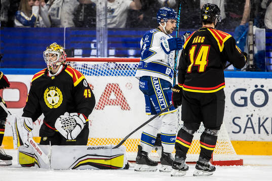 Brynäs målvakt Damian Clara deppar och Leksands Gabriel