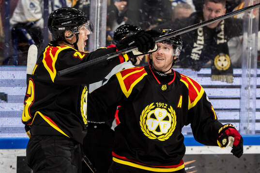 Brynäs Oskar Lindblom och Nicklas Bäckström jublar
