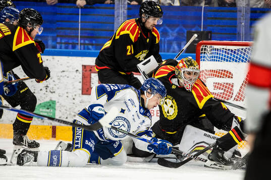 Leksands Lukas Vejdemo och Brynäs målvakt Damian Clara