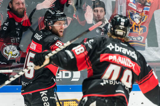 Malmö Redhawks Carl Persson och Lauri Pajuniemi jublar