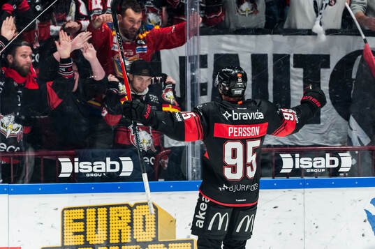 Malmö Redhawks Carl Persson jublar