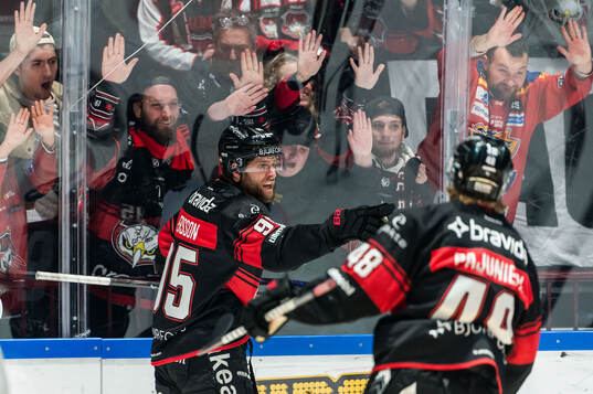 Malmö Redhawks Carl Persson och supportrar jublar