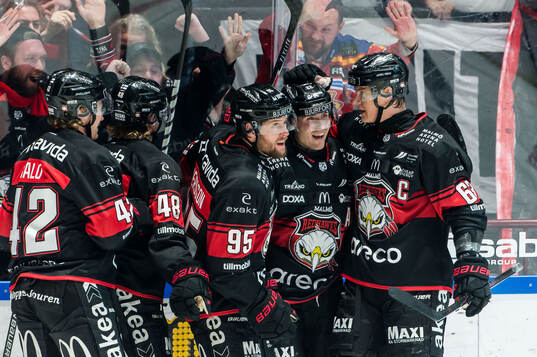 Malmö Redhawks Carl Persson jublar