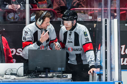 Domare David Laksola och Domare Cedric Borga