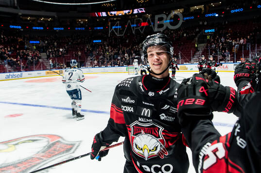 Malmö Redhawks Isac Nilsson jublar