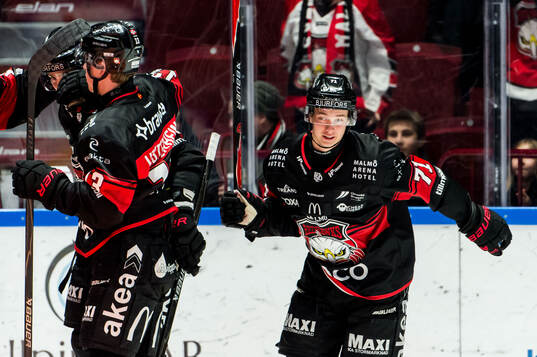 Malmö Redhawks Isac Nilsson jublar