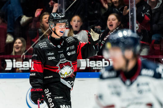 Malmö Redhawks Isac Nilsson jublar