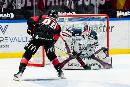 Malmö Redhawks Lauri Pajuniemi och Linköpings målvakt