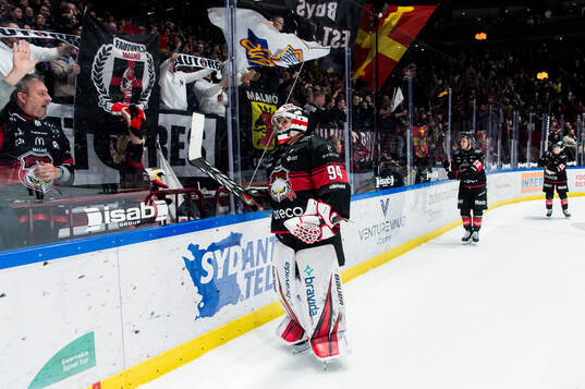 Malmö Redhawks målvakt Marek Langhamer jublar