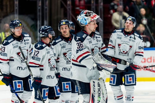 Linköpings målvakt Waltteri Ignatjew och spelare deppar