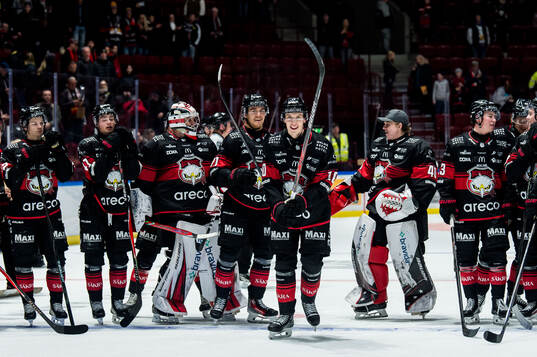 Malmö Redhawks William Von Barnekow och spelare jublar