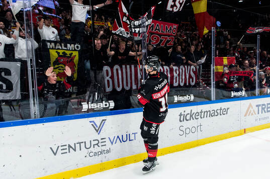 Malmö Redhawks William Von Barnekow och supportrar jublar
