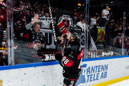Malmö Redhawks Lauri Pajuniemi och supportrar jublar