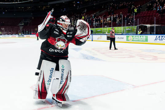 Malmö Redhawks målvakt Marek Langhamer jublar